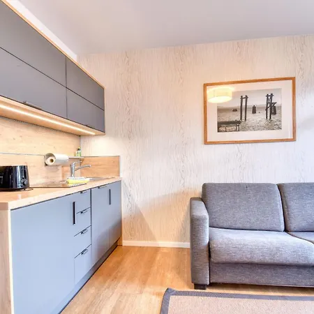 Gruenfink 04 Im Wreecher Idyll Ruegen By Ruyastay פוטבוס